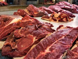 Pedagang Daging: Mahal Nggak Laku, Turun Harga Tak Mampu