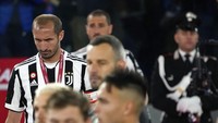 Giorgio Chiellini dari Juventus tertunduk lesu usai timnya kalah dari Inter Milan. (Alessandra Tarantino/AP Photo)