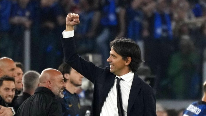 Inter Milans head coach Simone Inzaghi celebrates during the Italian Cup final soccer match between Juventus and Inter Milan at the Stadio Olimpico in Rome, Italy, Wednesday, May 11, 2022. (AP Photo/Alessandra Tarantino)
