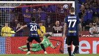Penalti Hakan Calhanoglu pada menit ke-80 membuat skor imbang 2-2. (Ciro De Luca/Reuters)