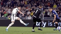 Juventus kemudian berbalik unggul setelah Alex Sandro dan Dusan Vlahovic mencetak gol di awal babak kedua. (Ciro De Luca/Reuters)