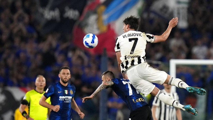 Dramatis, Inter Milan Juara Coppa Italia Usai Kalahkan Juventus Inter Milan's head coach Simone Inzaghi celebrates during the Italian Cup final soccer match between Juventus and Inter Milan at the Stadio Olimpico in Rome, Italy, Wednesday, May 11, 2022. (AP Photo/Alessandra Tarantino)