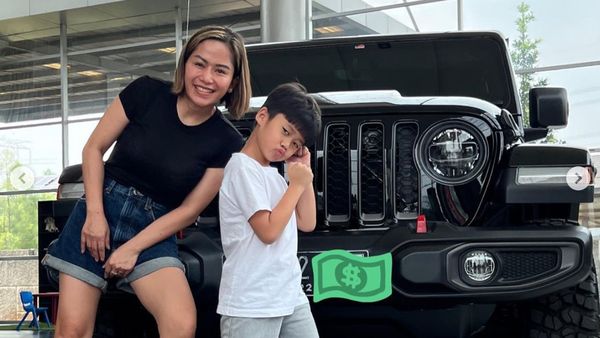 8 Gaya YouTuber Farida Nurhan Beli Mobil Mewah, Pakai Sandal Jepit