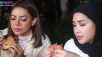 8 Gaya Nagita Slavina Pakai Hijab Saat Jajan Malam Bersama Najwa Shihab