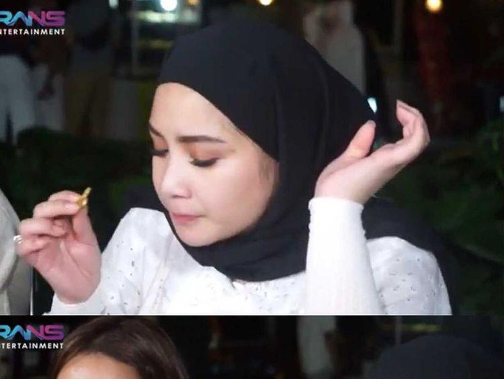 8 Gaya Nagita Slavina Pakai Hijab Saat Jajan Malam Bersama Najwa Shihab