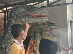 Dinosaurus Siap Hibur Warga Garut, Berani Mendekat?