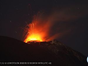 Gunung Ili Lewotolok Lembata NTT Erupsi, Muncul Letusan 17 Kali Gunung Ili Lewotolok Lembata NTT Erupsi, Muncul Letusan 17 Kali