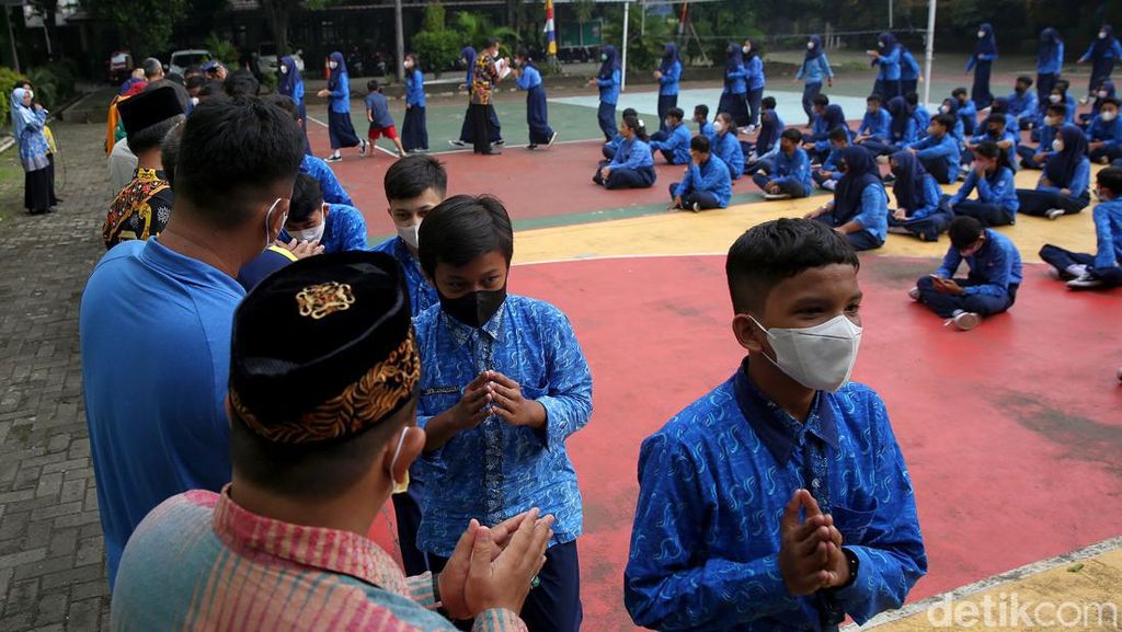 Hari Pertama Sekolah Usai Lebaran, Ini yang Dilakukan Siswa di Bekasi