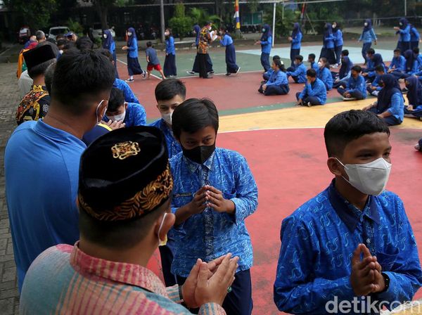 Hari Pertama Sekolah Usai Lebaran, Ini yang Dilakukan Siswa di Bekasi