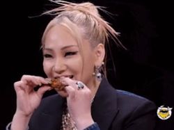 3 Idol K-Pop Ini Doyan Pedas, Kuat Makan Keripik Paqui dan Sayap Ayam Pedas