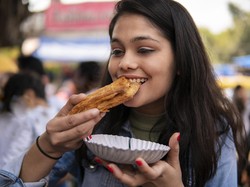 5 Manfaat Makan Pakai Tangan, Lebih Sehat Dibandingkan Pakai Sendok