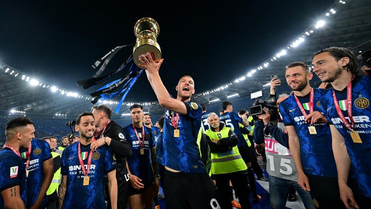 Inter Milan menatap treble domestik, usai menjuarai Coppa Italia. (Foto: REUTERS/ALBERTO LINGRIA)