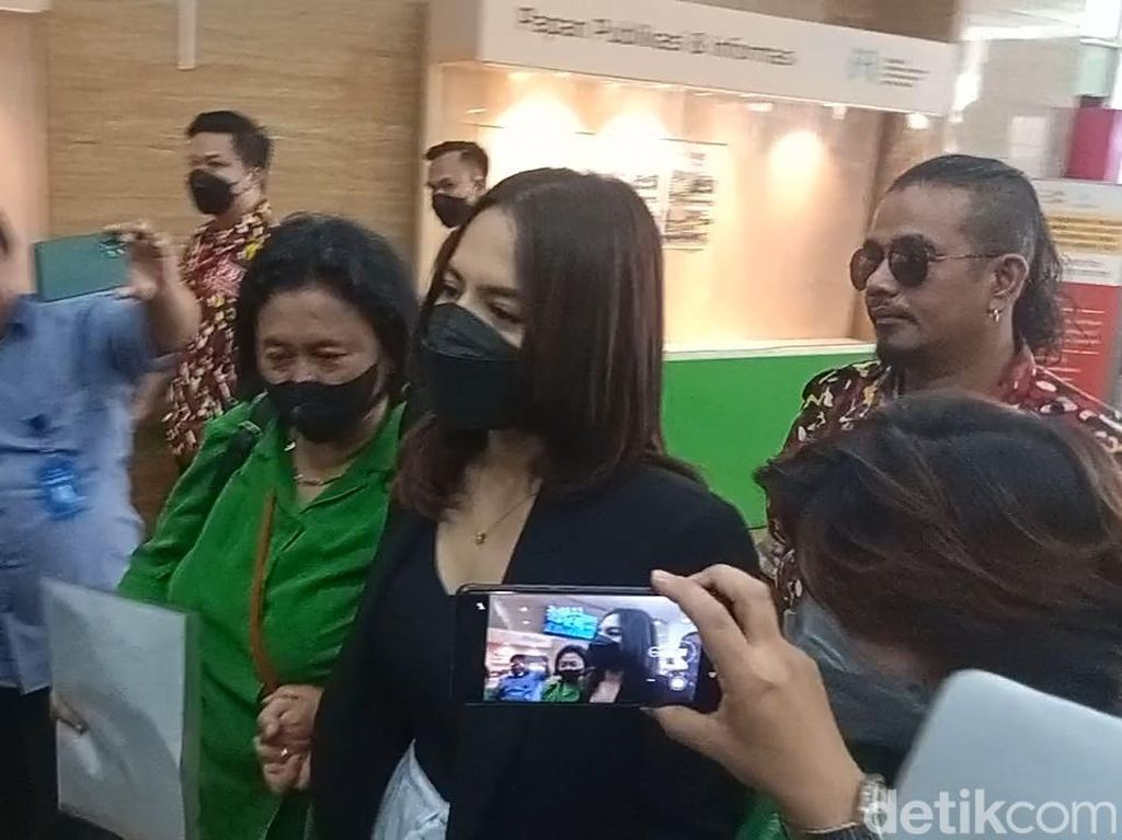 Iqlima Kim Siapkan Mental untuk Diperiksa soal Laporan Hotman Paris Iqlima Kim Siapkan Mental untuk Diperiksa soal Laporan Hotman Paris