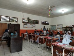 Atap Ambruk, Kegiatan Belajar di SDN Pancoranmas 3 Depok Tetap Berjalan