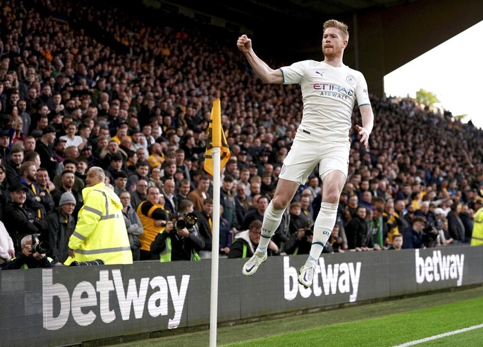 Kevin De Bruyne Manchester City's Kevin De Bruyne scores his fourth goal during the English Premier League soccer match between Wolverhampton Wanderers and Manchester City at Molineux stadium in Wolverhampton, England, Wednesday, May 11, 2022. (AP Photo/Rui Vieira)