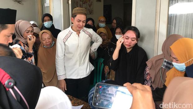 Kiki Farrel menangis di hadapan jenazah sang bunda.