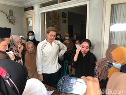 Kiki Farrel Menangis di Depan Jenazah Mama Dahlia