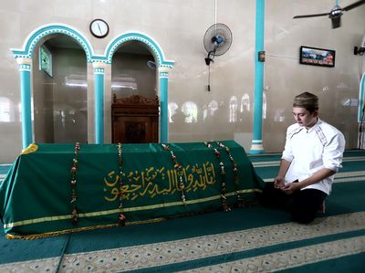 Prosesi Pemakaman Mama Dahlia Penuh Haru, Tangis Kiki Farrel Pecah