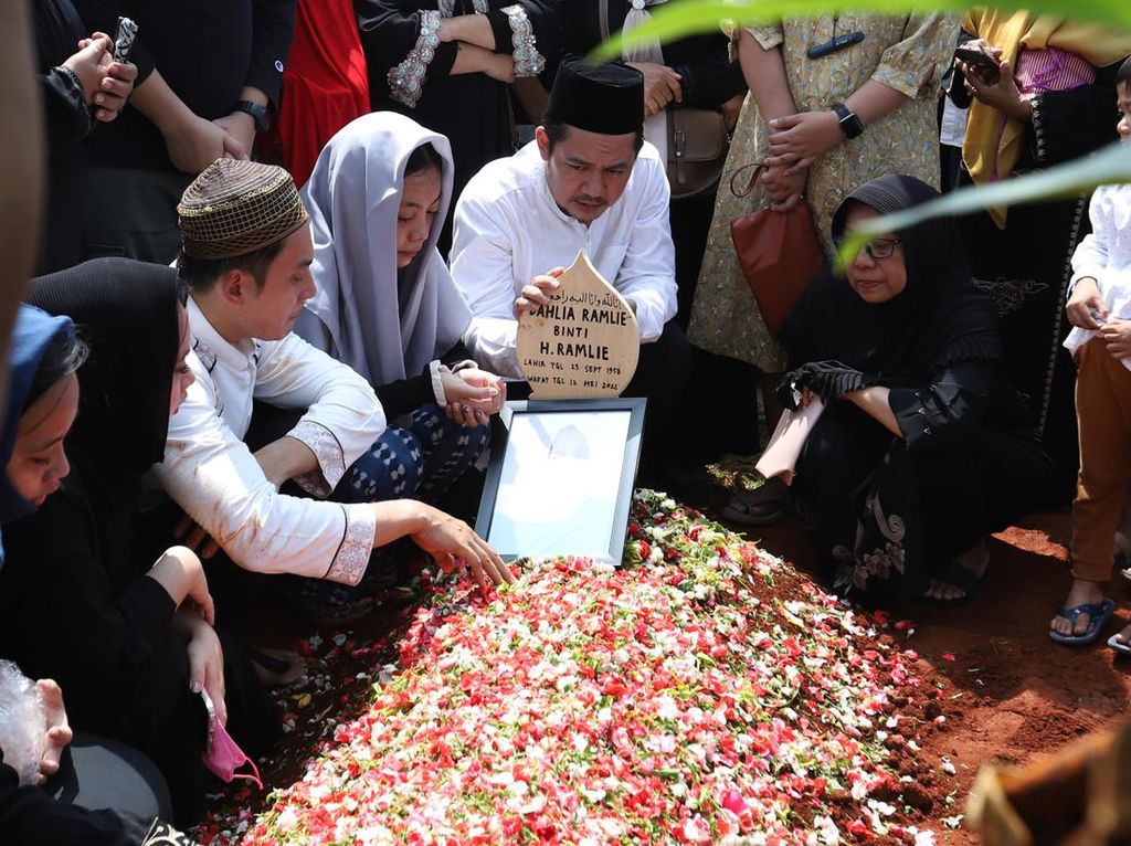 Kronologi Meninggalnya Ibunda Kiki Farrel Kronologi Meninggalnya Ibunda Kiki Farrel