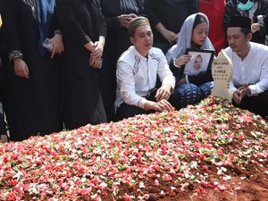 Kiki Farrel yang Kini Tengah Dirundung Duka Kiki Farrel yang Kini Tengah Dirundung Duka