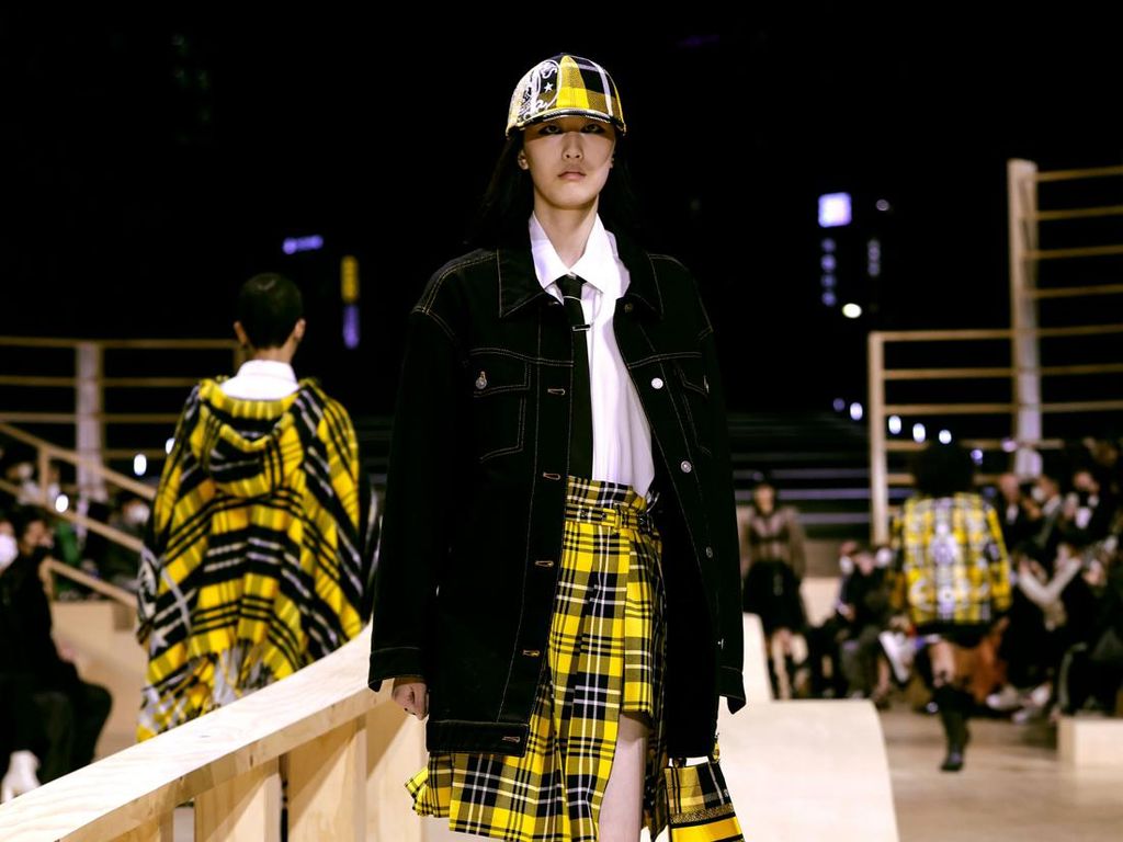 Intip 10 Koleksi Busana Dior Fall 2022, Fashion Show Pertama di Korea