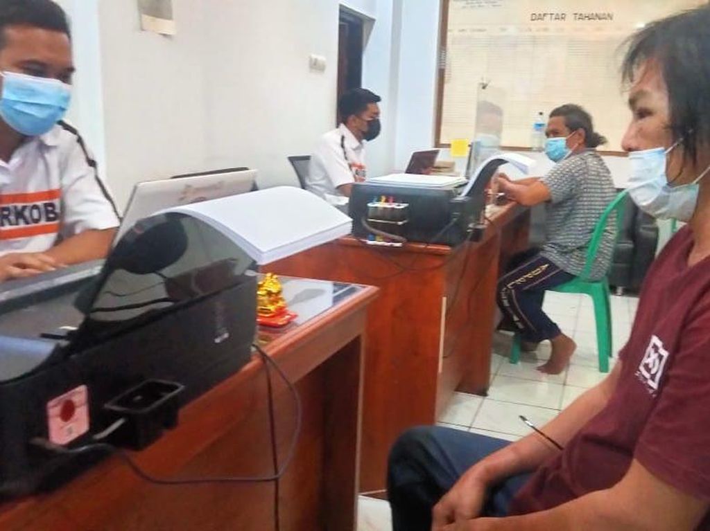 Pengakuan Nyeleneh Ketua RT di NTB Ikut Pesta Sabu Pengakuan Nyeleneh Ketua RT di NTB Ikut Pesta Sabu
