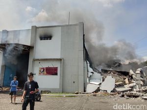 5 Gudang di Minut Terbakar, Jual Kebutuhan Rumah Tangga-Alat Kendaraan 5 Gudang di Minut Terbakar, Jual Kebutuhan Rumah Tangga-Alat Kendaraan