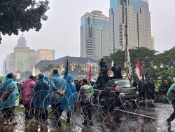 Peringati Tragedi Trisakti, Mahasiswa Unjuk Rasa di Patung Kuda Jakarta