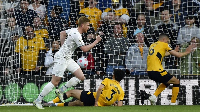Man City Taklukkan Wolves, De Bruyne Cs Jauhi Liverpool Manchester City's Kevin De Bruyne, center, celebrates with Joao Cancelo and Raheem Sterling, right, after scoring his fourth goal during the English Premier League soccer match between Wolverhampton Wanderers and Manchester City at Molineux stadium in Wolverhampton, England, Wednesday, May 11, 2022. (AP Photo/Rui Vieira)