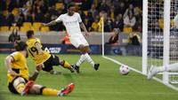 Gol Raheem Sterling menjelang akhir pertandingan memastikan Man City menang 5-1 atas Wolverhampton. (Reuters/Peter Cziborra)