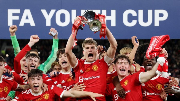 Soccer Football - FA Youth Cup Final - Manchester United v Nottingham Forest - Old Trafford, Manchester, Britain - May 11, 2022 Manchester Uniteds Rhys Bennett celebrates with the trophy and teammates after winning the FA Youth Cup final Action Images/Carl Recine