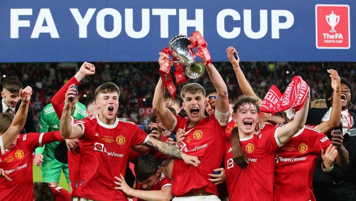 Tim junior Manchester United meraih gelar Piala FA Youth usai menang 3-1 atas Nottingham Forest U-18 di Old Trafford, Kamis 12 Mei 2022.