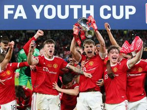 MU Puasa Gelar, eh Juniornya Angkat Trofi Juara