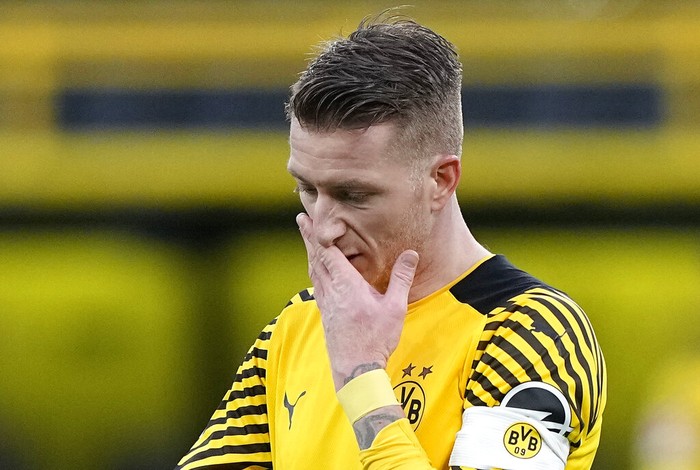 Marco Reus Dortmund's captain Marco Reus reacts disappointed during the German Bundesliga soccer match between Borussia Dortmund and Bayer Leverkusen in Dortmund, Germany, Sunday, Feb. 6, 2022. (AP Photo/Martin Meissner)