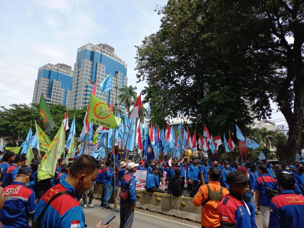 Massa Buruh Berdatangan, Lalin Patung Kuda ke Istana Ditutup Kawat Berduri