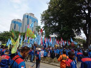 Massa Buruh Berdatangan, Lalin Patung Kuda ke Istana Ditutup Kawat Berduri Massa Buruh Berdatangan, Lalin Patung Kuda ke Istana Ditutup Kawat Berduri