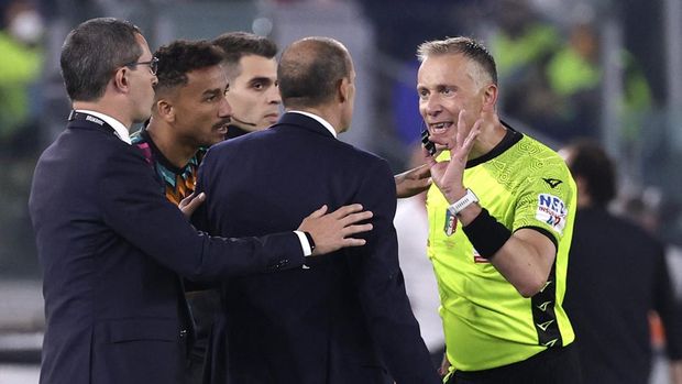 Soccer Football - Coppa Italia - Final - Juventus v Inter Milan - Stadio Olimpico, Rome, Italy - May 11, 2022 Juventus coach Massimiliano Allegri is shown a yellow card by referee Paolo Valeri REUTERS/Ciro De Luca