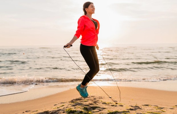 Melakukan skipping dapat meningkatkan keseimbangan tubuh/foto: freepik.com/marymarkevich Melakukan skipping dapat meningkatkan keseimbangan tubuh/foto: freepik.com/marymarkevich