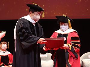 Momen Megawati Terima Gelar Profesor Kehormatan dari SIA Korsel Momen Megawati Terima Gelar Profesor Kehormatan dari SIA Korsel