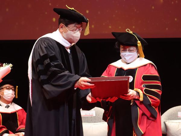 Momen Megawati Terima Gelar Profesor Kehormatan dari SIA Korsel