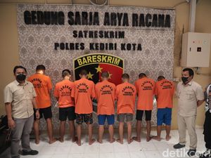 9 Remaja di Kediri Diamankan Gegara Hajar Warga yang Tegur Suara Bising Motor 9 Remaja di Kediri Diamankan Gegara Hajar Warga yang Tegur Suara Bising Motor
