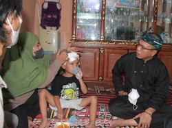 Bupati Bandung Beri Santunan ke Bocah Terserempet Kereta Api