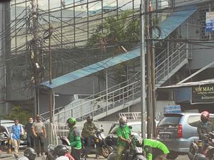 Viral Pemotor Berjatuhan di Jl Fatmawati Jaksel Gegara Tumpahan Minyak Viral Pemotor Berjatuhan di Jl Fatmawati Jaksel Gegara Tumpahan Minyak