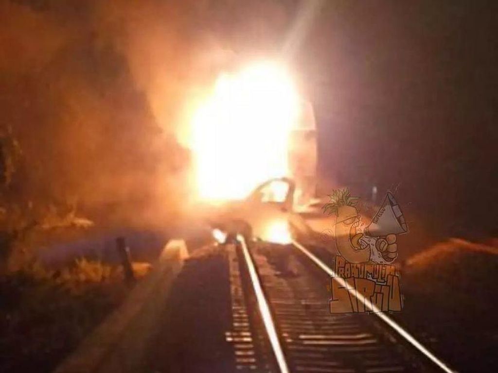 Detik-detik Pikap Ditabrak Kereta Api hingga Terbakar di Sumsel