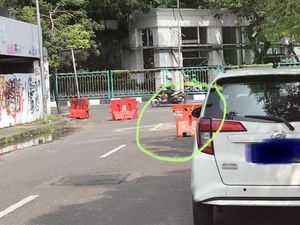 Pengendara Keluhkan Posisi Water Barrier di Jalan Kenari Surabaya