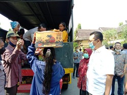 Pakai 4 Truk, Puluhan Warga Desa Mareje NTB Pulang dari Pengungsian