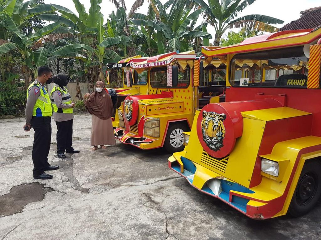 Polisi Larang Kereta Kelinci Beroperasi di Jalan Raya Sukoharjo Polisi Larang Kereta Kelinci Beroperasi di Jalan Raya Sukoharjo