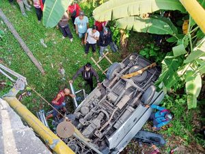 Mobil Kia Oleng-Terjun ke Bawah Jembatan, Sopir Tewas Mengenaskan