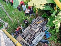 Mobil Kia Oleng-Terjun ke Bawah Jembatan, Sopir Tewas Mengenaskan