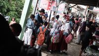 Penjual Jajanan Kembali Menjamur Saat PTM Digelar Lagi
